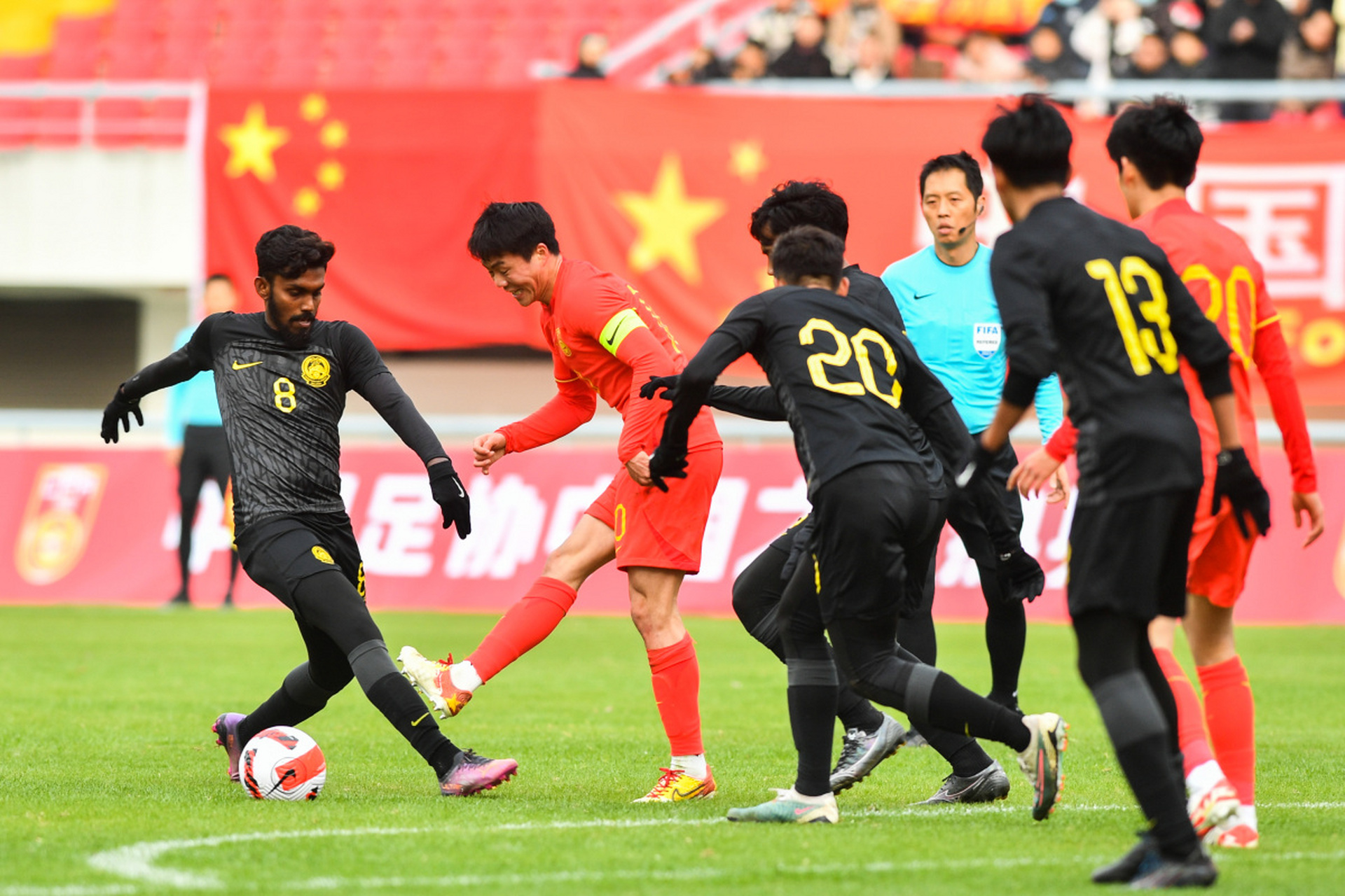 包含本土足球赛事连连激动人心，球员表现抢眼的词条